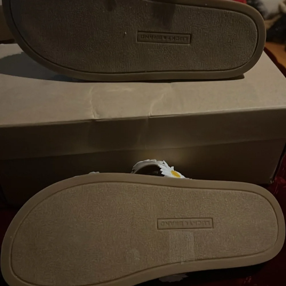 Lucky Brand LK Pallyon Daisy Sandals/ Pool Slides in White NEW Sz 8 - Picture 9 of 12